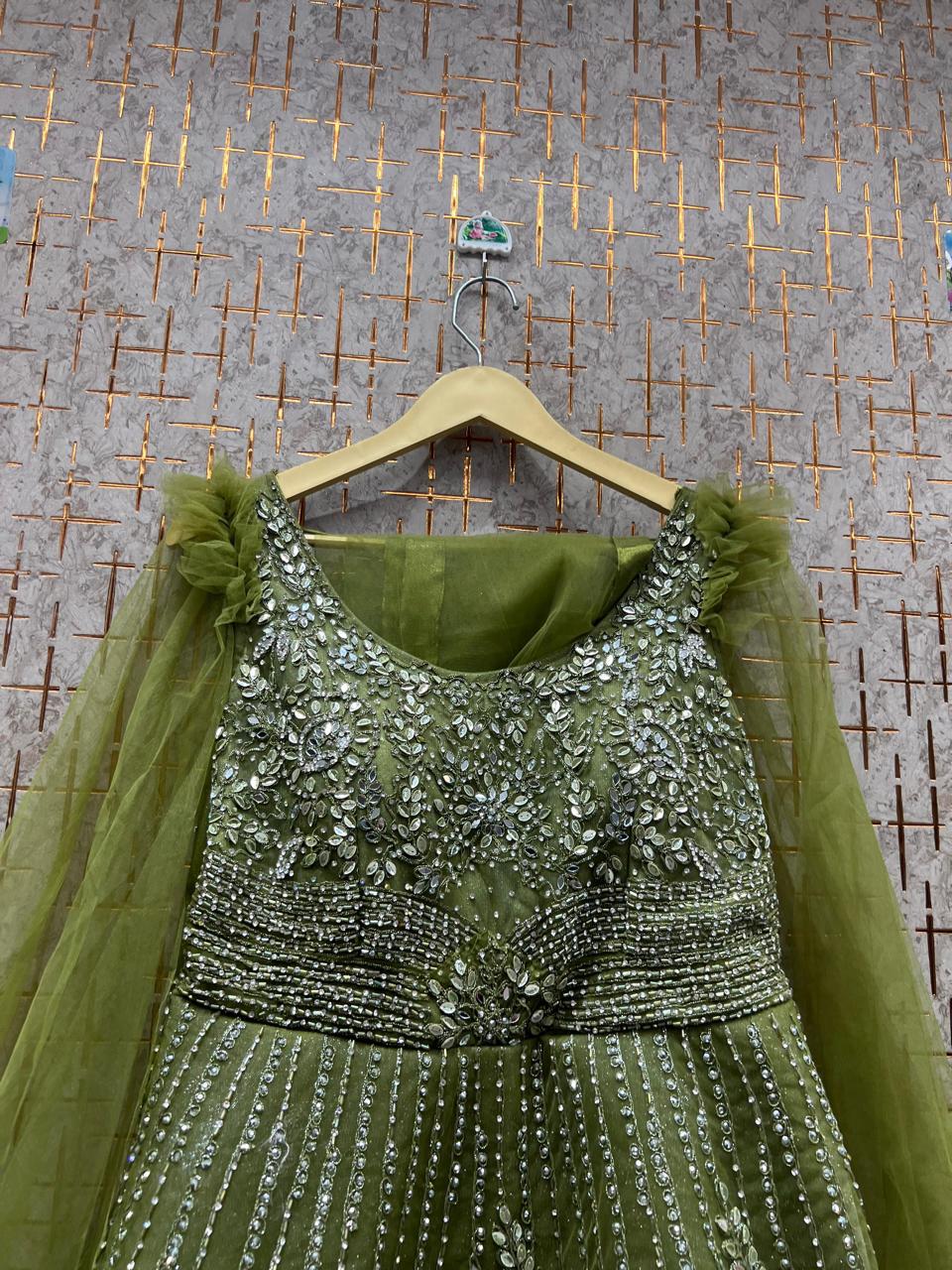 शानदार हरा गाउन