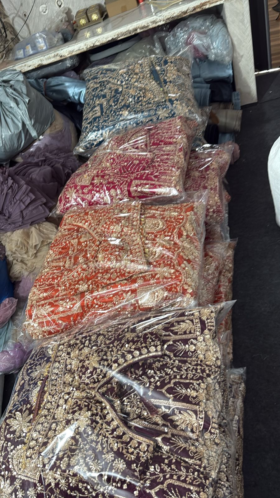 अद्भुत गुलाबी नारंगी नीला बैंगनी सुनहरा चीकू क्रॉप टॉप लहंगा