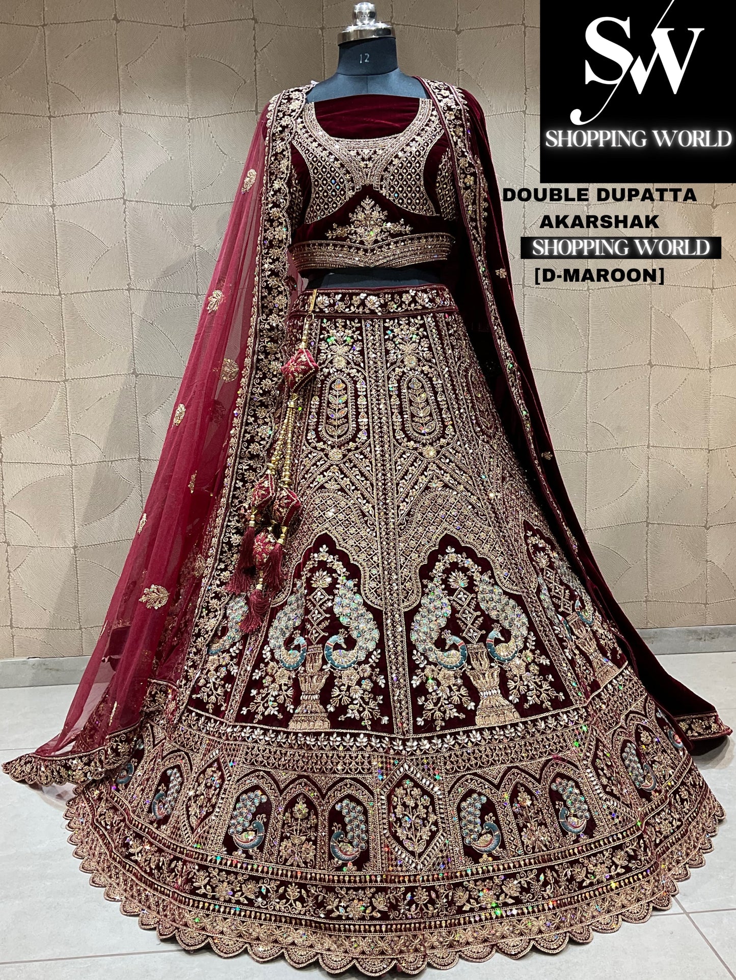 Impresionante lehenga nupcial de pavo real en color granate oscuro