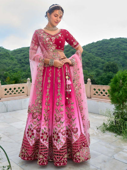 Lehenga semicosida Zarkan con bordado pesado de seda con corte en tono rosa