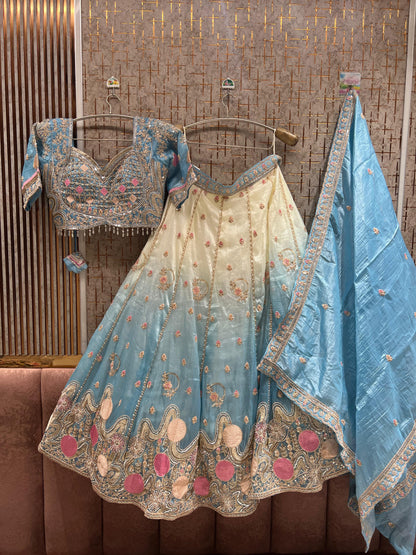 आसमानी नीला सफेद क्रॉप टॉप लहंगा